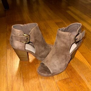 Fergalicious by Fergie peep-toe heels size 7.5